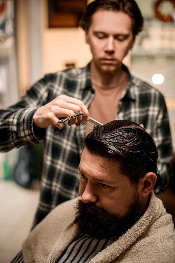 Vista Lateral Del Hombre Barbudo En Barbería Y Peluquero Masculino