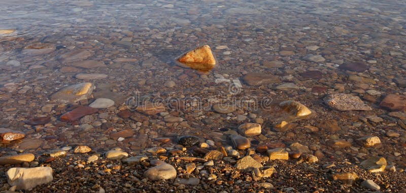 Vista sopra il mar Morto -- dalla linea costiera della Giordania fotografia stock Vista sopra il mar Morto -- dalla linea costiera della Giordania fotografia stock