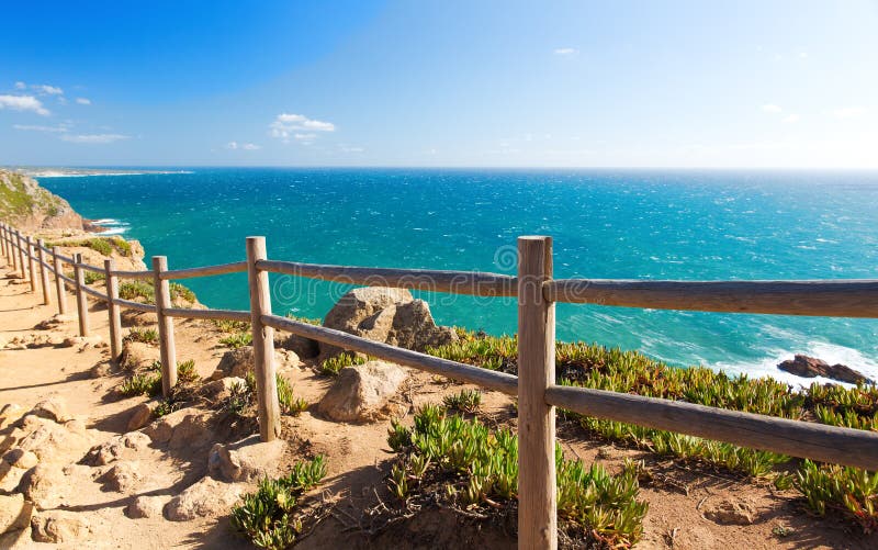 Vista sopra la costa dell'Oceano Atlantico, Cabo da Roka, Portogallo fotografia stock Vista sopra la costa dell'Oceano Atlantico, Cabo da Roka, Portogallo fotografia stock