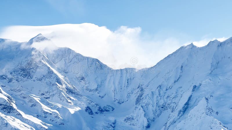 Vista sopra le nuvole delle montagne alpine e del massiccio del Monte Bianco