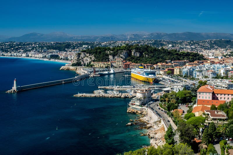 Vista sopra Nizza il porto e la baia con i cieli blu splendidi fotografia stock Vista sopra Nizza il porto e la baia con i cieli blu splendidi fotografia stock