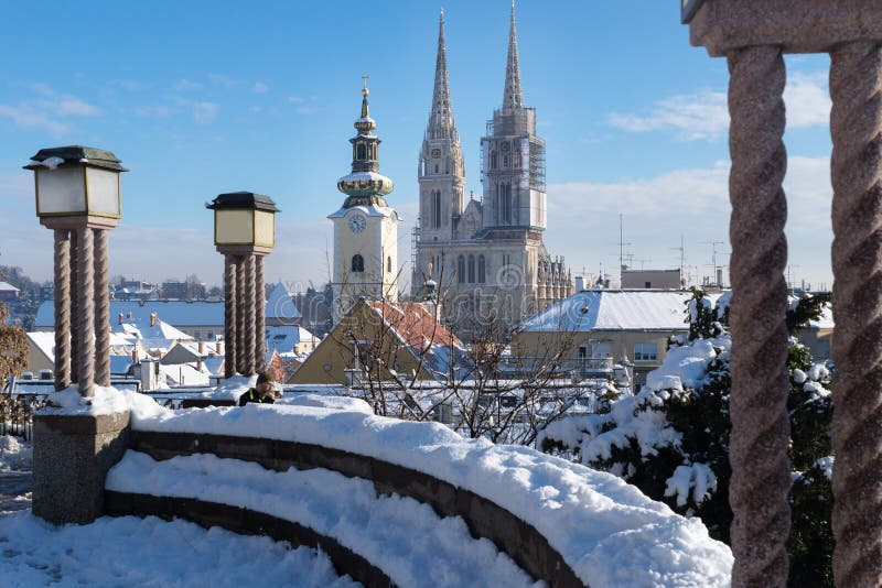 Vista sopra Zagabria durante l'inverno con neve con la vista alle torri della chiesa e della cattedrale e dell'area di disposizio fotografia stock Vista sopra Zagabria durante l'inverno con neve con la vista alle torri della chiesa e della cattedrale e dell'area di disposizio fotografia stock