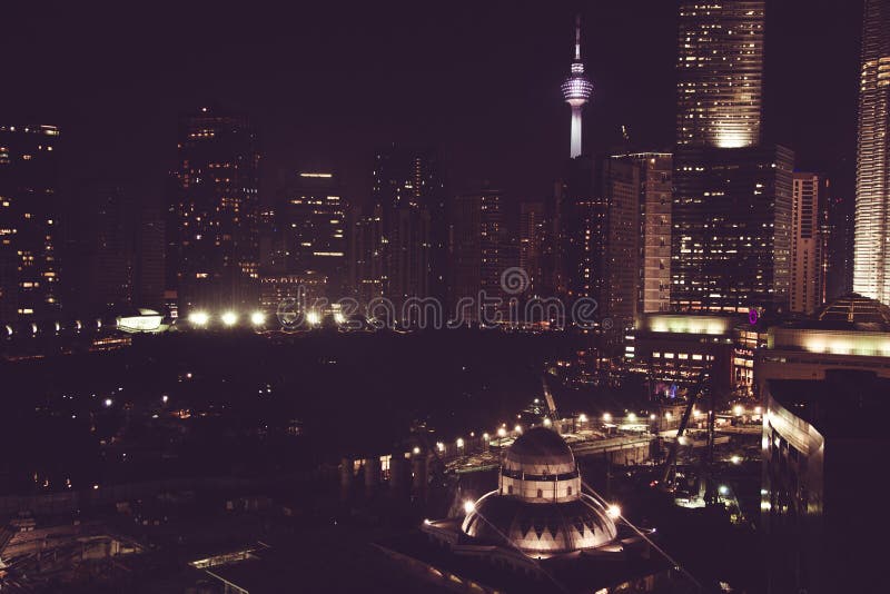 Vista spettacolare della città di notte Grattacieli di Kuala Lumpur, Malesia Metropoli di affari Costruzioni moderne Viaggio luss immagini stock libere da diritti Vista spettacolare della città di notte Grattacieli di Kuala Lumpur, Malesia Metropoli di affari Costruzioni moderne Viaggio luss immagini stock libere da diritti