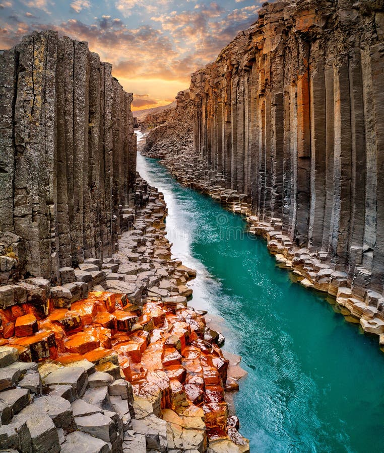 Vista strabiliante del canyon del basalto di Studlagil, Islanda