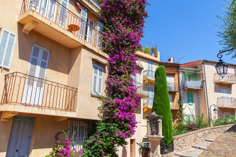 Vista stradale di cannes francia. case residenziali colorate immagine stock libera da diritti