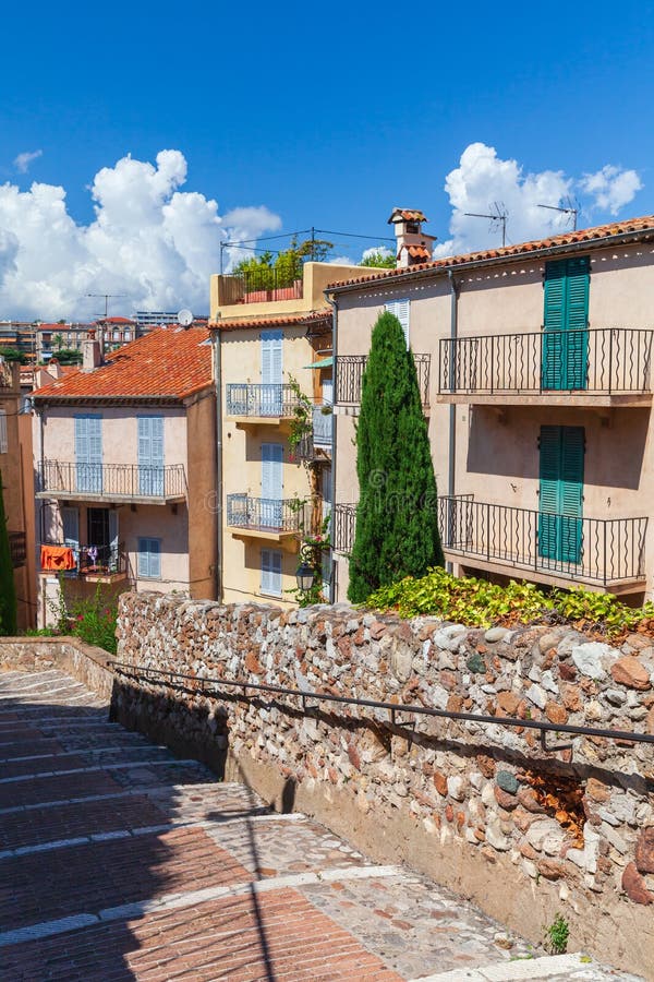 Vista stradale verticale della francia di cannes. vecchie abitazioni immagini stock