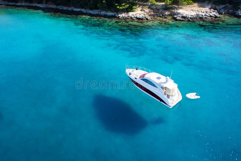 Vista stupefacente alla barca, paradiso caraibico acqua della radura immagini stock