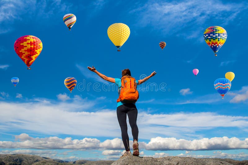 Vista stupefacente con la ragazza di sport e molte mongolfiere Arti fotografia stock Vista stupefacente con la ragazza di sport e molte mongolfiere Arti fotografia stock