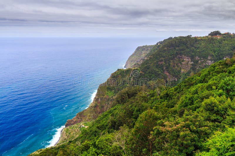 Vista stupefacente delle montagne e dell'oceano sulla costa nordica del Madera vicino a Boaventura dal punto di vista di Vigia, P fotografie stock Vista stupefacente delle montagne e dell'oceano sulla costa nordica del Madera vicino a Boaventura dal punto di vista di Vigia, P fotografie stock
