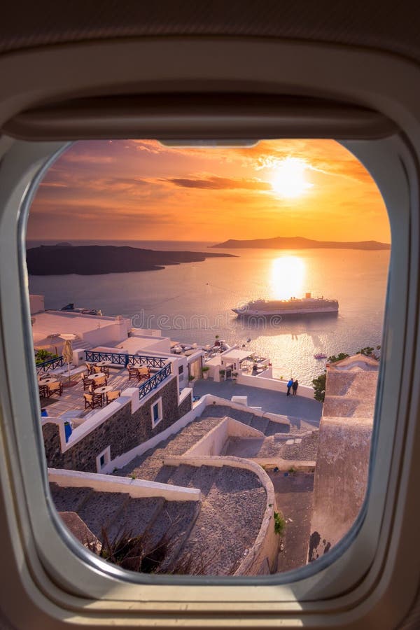Vista stupefacente di sera di Fira, caldera, vulcano di Santorini, Grecia con le navi da crociera al tramonto fotografie stock libere da diritti