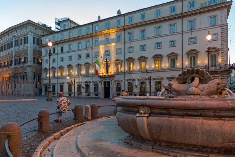 Vista stupefacente di tramonto di Palazzo Chigi in città di Roma, Italia fotografia stock libera da diritti Vista stupefacente di tramonto di Palazzo Chigi in città di Roma, Italia fotografia stock libera da diritti