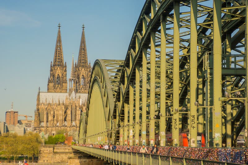 Vista su Colonia, Germania Cupola di Colonia e di Hohenzollernbridge immagini stock Vista su Colonia, Germania Cupola di Colonia e di Hohenzollernbridge immagini stock