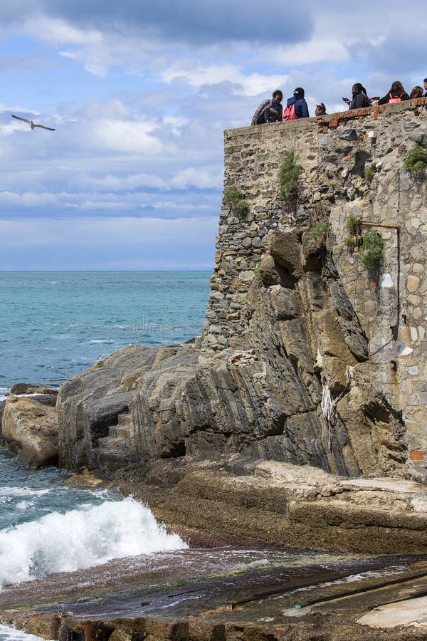 Vista su colore del turchese e della spiaggia di acqua, Cinque Terre, Riomaggiore, Italia fotografia stock