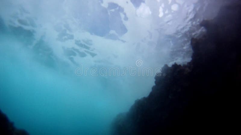 Vista subacuática de una ola oceánica que pasa encima