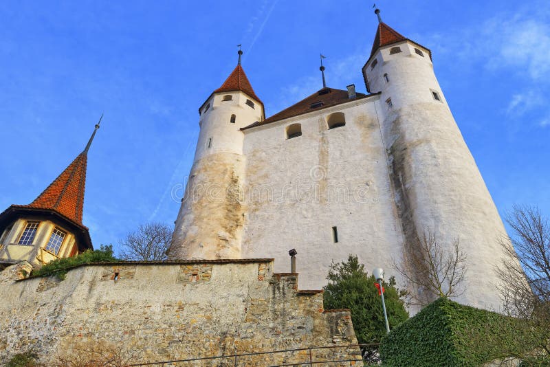 Vista sul castello di Thun ai punti di pietra in Svizzera immagine stock Vista sul castello di Thun ai punti di pietra in Svizzera immagine stock
