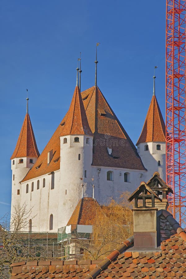 Vista sul castello di Thun e sul tetto delle mattonelle in Svizzera immagine stock libera da diritti Vista sul castello di Thun e sul tetto delle mattonelle in Svizzera immagine stock libera da diritti