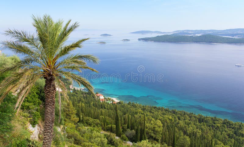 Vista sul mare adriatico e sull'isola di Korcula dalla penisola di Peljesac, Dalmazia, Croazia
