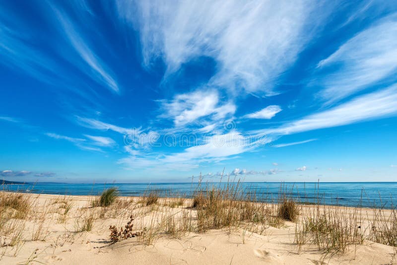 Vista sul mare con cielo blu e le nuvole drammatici immagine stock Vista sul mare con cielo blu e le nuvole drammatici immagine stock