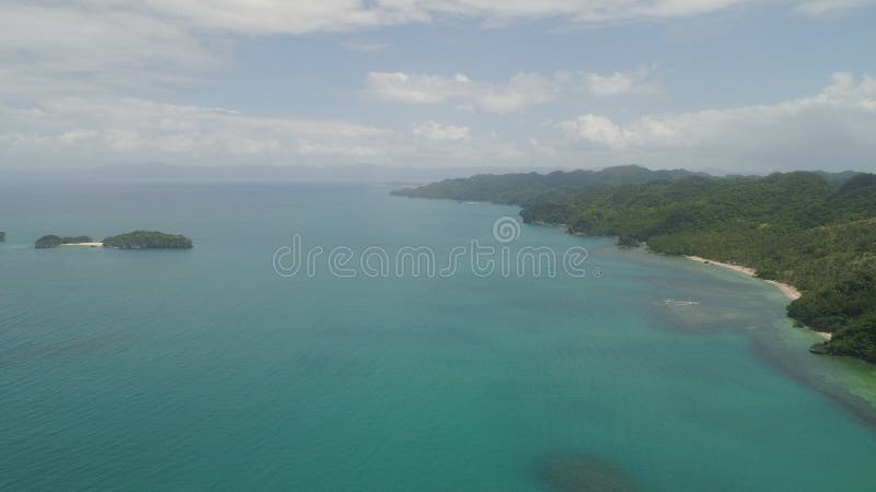 Vista sul mare delle isole di Caramoan, Camarines Sur, Filippine fotografie stock Vista sul mare delle isole di Caramoan, Camarines Sur, Filippine fotografie stock