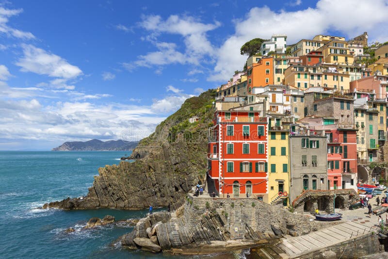 Vista sul mare e case tipiche nel piccolo villaggio riomaggiore cinque terre italia fotografia stock
