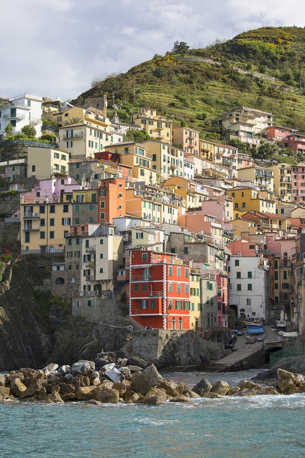 Vista sul mare e sulle tipiche case colorate nel piccolo villaggio riomaggiore cinque terre italia fotografia stock libera da diritti