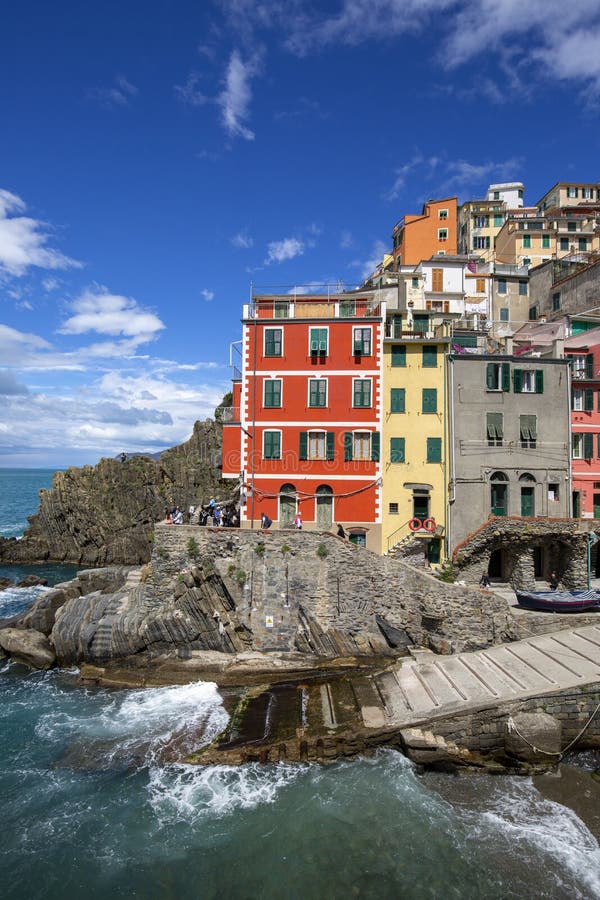 Vista sul mare e sulle tipiche case colorate nel piccolo villaggio riviera di levante riomaggiore cinque terre italia fotografia stock libera da diritti