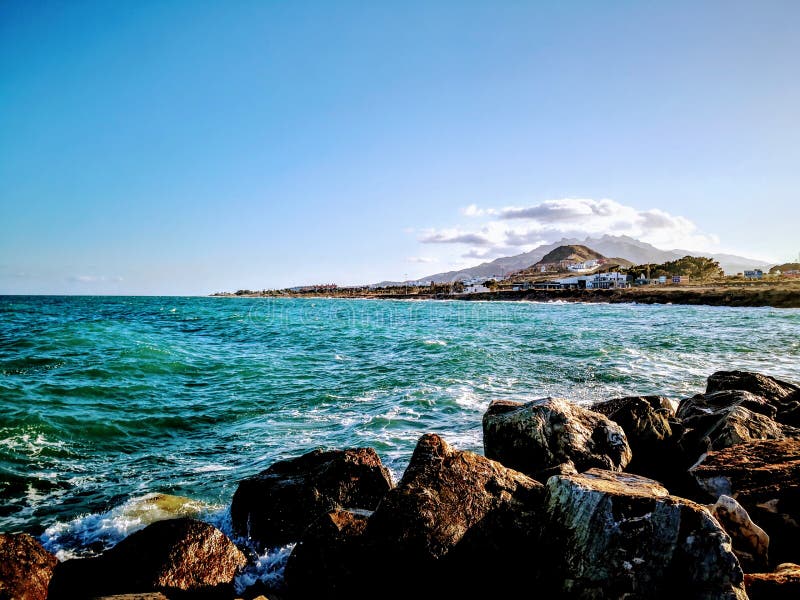 Vista sul mare idilliaca contro la città a Torrevieja, Spagna fotografia stock Vista sul mare idilliaca contro la città a Torrevieja, Spagna fotografia stock