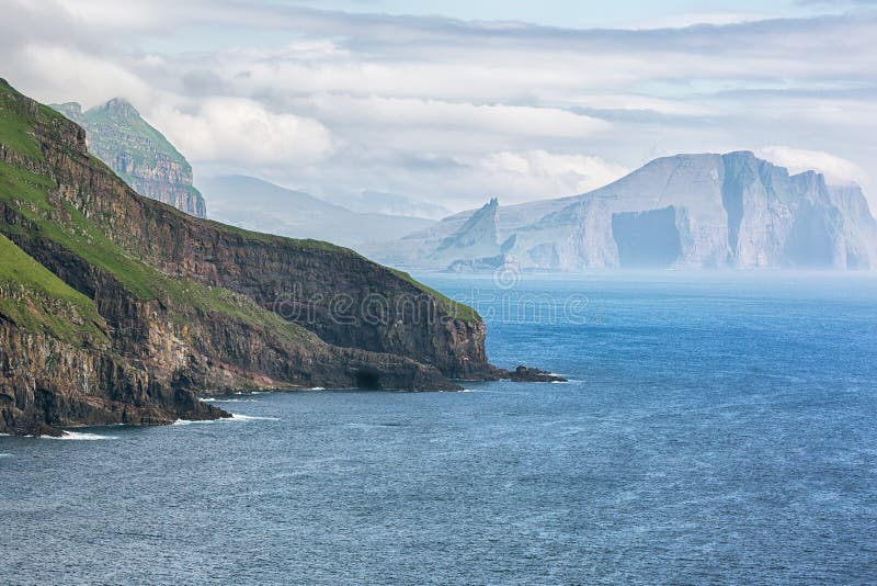 Vista sul mare scenica del paesaggio da isole faroe fotografie stock Vista sul mare scenica del paesaggio da isole faroe fotografie stock