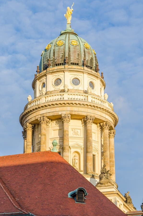 Vista sulla cattedrale francese con il tetto piastrellato rosso in priorità alta al quadrato di Gendarmenmarkt a Berlino, Germani fotografie stock libere da diritti Vista sulla cattedrale francese con il tetto piastrellato rosso in priorità alta al quadrato di Gendarmenmarkt a Berlino, Germani fotografie stock libere da diritti