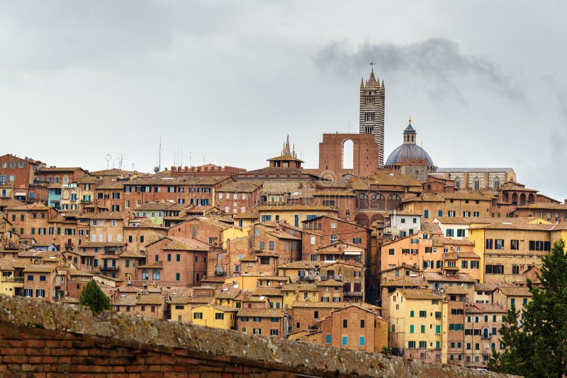 Vista sulla città di Siena dal dei Servi di Maria della basilica L'Italia immagine stock libera da diritti Vista sulla città di Siena dal dei Servi di Maria della basilica L'Italia immagine stock libera da diritti