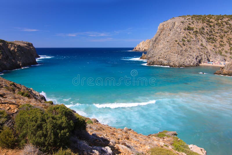 Vista sulla laguna blu a Cala Domestica, Sardegna, Italia immagini stock libere da diritti Vista sulla laguna blu a Cala Domestica, Sardegna, Italia immagini stock libere da diritti