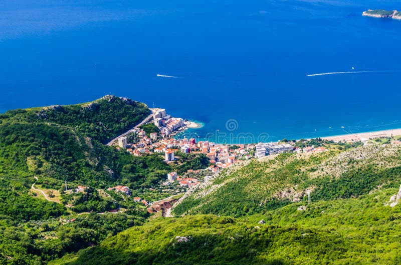 Vista sulla montagna, mare, Rafailovici nel Montenegro