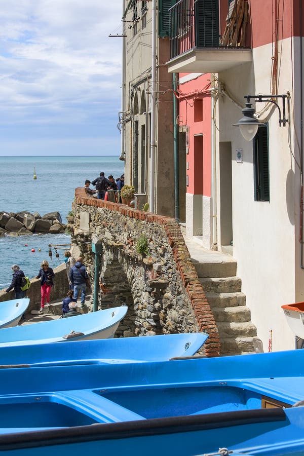 Vista sulla spiaggia e sulle barche in piccolo villaggio, Riomaggiore, Cinque Terre, Italia fotografia stock