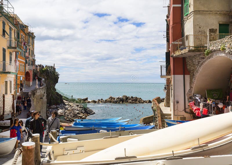 Vista sulla spiaggia e sulle barche in piccolo villaggio, Riomaggiore, Cinque Terre, Italia fotografia stock libera da diritti