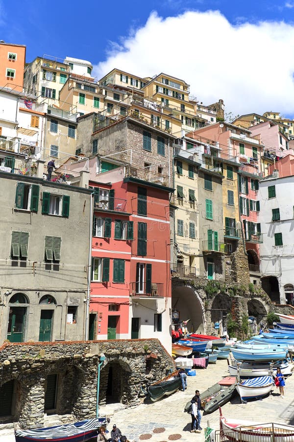 Vista sulla spiaggia e sulle barche in piccolo villaggio, Riomaggiore, Cinque Terre, Italia fotografia stock libera da diritti