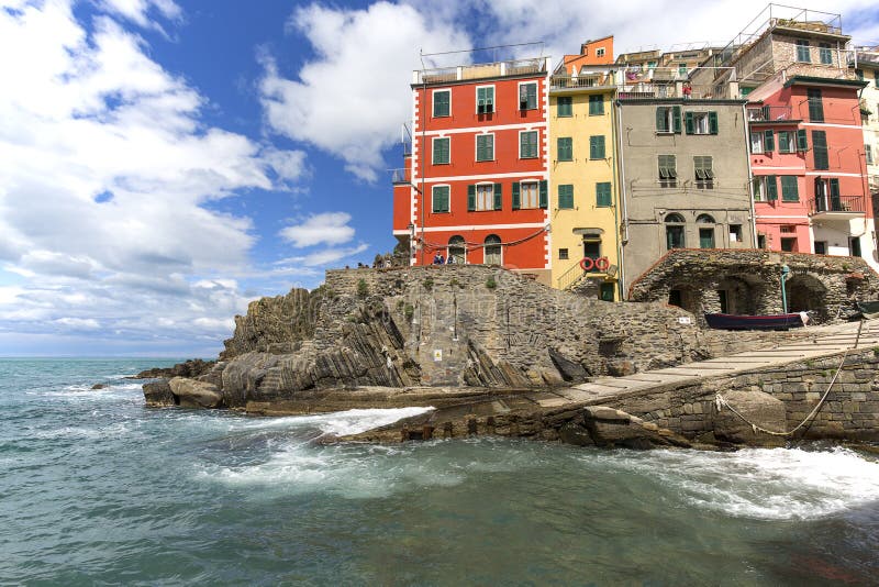Vista sulla spiaggia e sulle case tipiche in piccolo villaggio, Riomaggiore, Cinque Terre, Italia fotografie stock