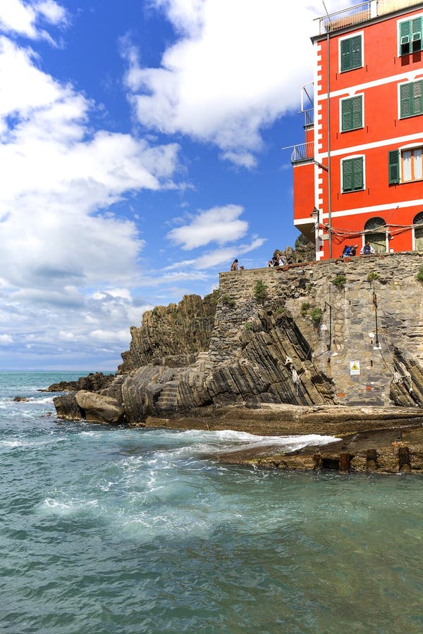 Vista sulla spiaggia e sulle case tipiche in piccolo villaggio, Riomaggiore, Cinque Terre, Italia fotografie stock