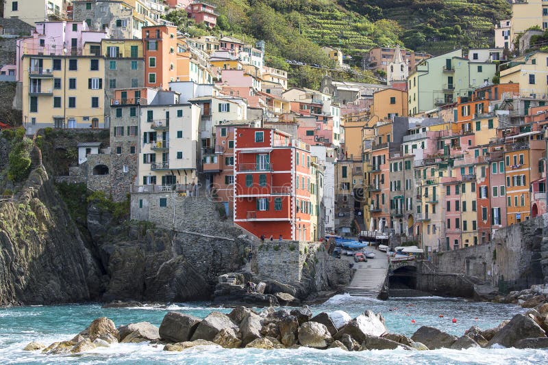Vista sulla spiaggia e sulle case tipiche in piccolo villaggio, Riomaggiore, Cinque Terre, Italia fotografia stock
