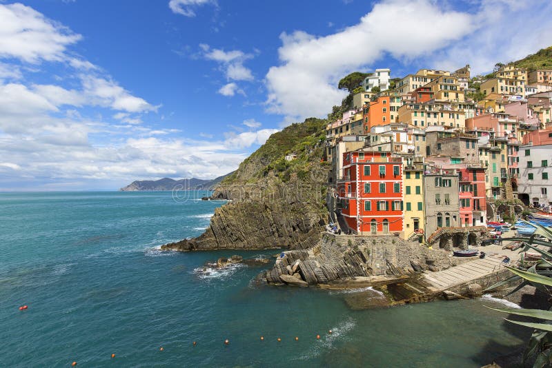 Vista sulla spiaggia e sulle case tipiche in piccolo villaggio, Riomaggiore, Cinque Terre, Italia fotografia stock libera da diritti