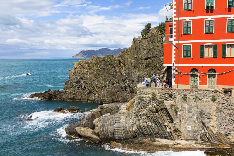 Vista sulla spiaggia e sulle case tipiche in piccolo villaggio, Riomaggiore, Cinque Terre, Italia immagini stock