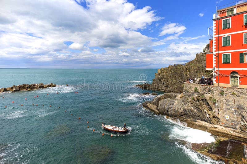 Vista sulla spiaggia e sulle case tipiche in piccolo villaggio, Riomaggiore, Cinque Terre, Italia immagini stock libere da diritti