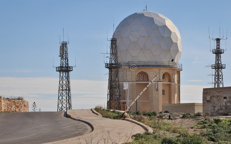 Vista sulla stazione radar “IL Ballun vicino alle scogliere di Dingli a Malta un chiaro giorno soleggiato Mette il bastone tra le fotografia stock libera da diritti Vista sulla stazione radar “IL Ballun vicino alle scogliere di Dingli a Malta un chiaro giorno soleggiato Mette il bastone tra le fotografia stock libera da diritti