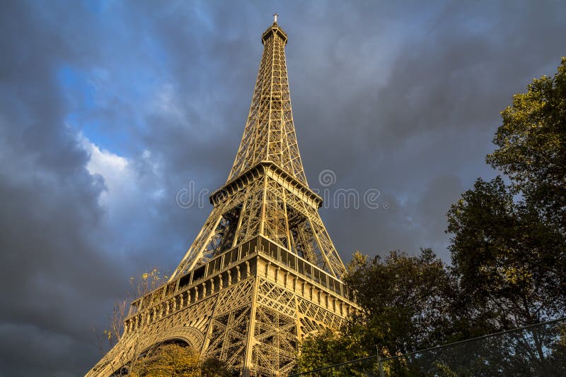 Vista sulla torre Eiffel, sulle nuvole scure e sul sole, Parigi immagine stock libera da diritti Vista sulla torre Eiffel, sulle nuvole scure e sul sole, Parigi immagine stock libera da diritti
