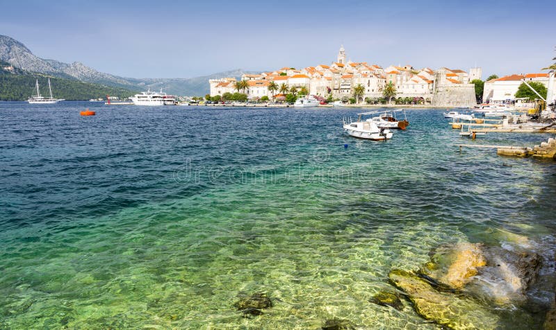Vista sulla vecchia città di Korcula con acqua cristallina adriatica in Dalmazia, Croazia