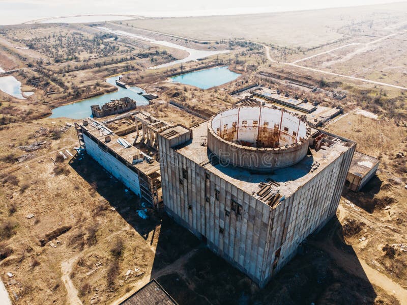 Vista superior aérea de la central nuclear abandonada y arruinada en Shelkino, Crimea Construcción industrial grande de URSS imagen de archivo libre de regalías Vista superior aérea de la central nuclear abandonada y arruinada en Shelkino, Crimea Construcción industrial grande de URSS imagen de archivo libre de regalías