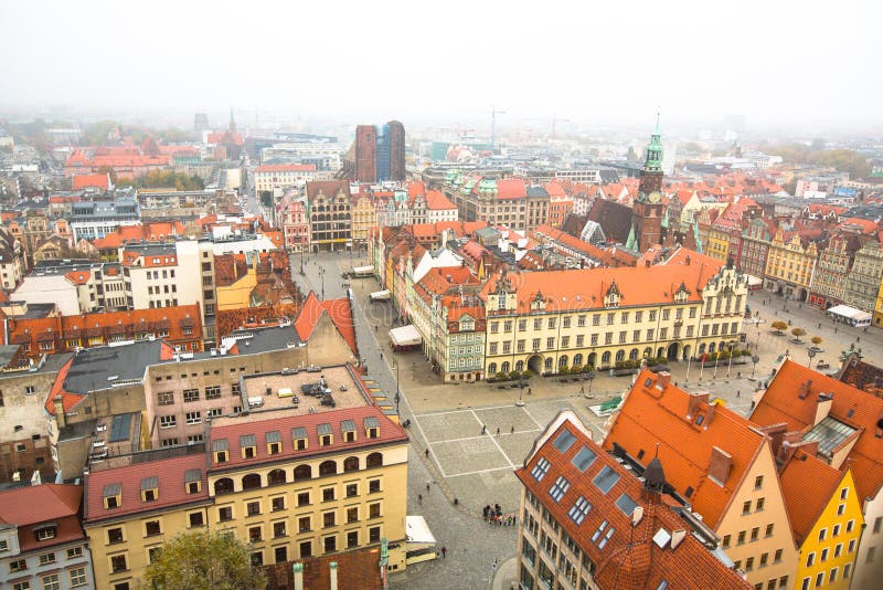 Vista superior da cidade velha de Wroclaw da parte superior de Saint Elizabeth Church da torre foto de stock Vista superior da cidade velha de Wroclaw da parte superior de Saint Elizabeth Church da torre foto de stock