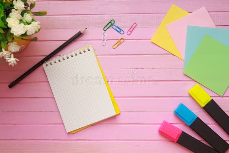 A vista superior da página vazia do caderno na cor pastel coloriu a mesa de escritório do fundo com objetos diferentes Estilo mín foto de stock A vista superior da página vazia do caderno na cor pastel coloriu a mesa de escritório do fundo com objetos diferentes Estilo mín foto de stock
