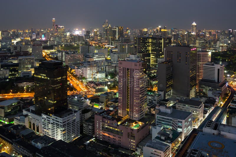 Vista superior de Bangkok en la noche fotos de archivo Vista superior de Bangkok en la noche fotos de archivo