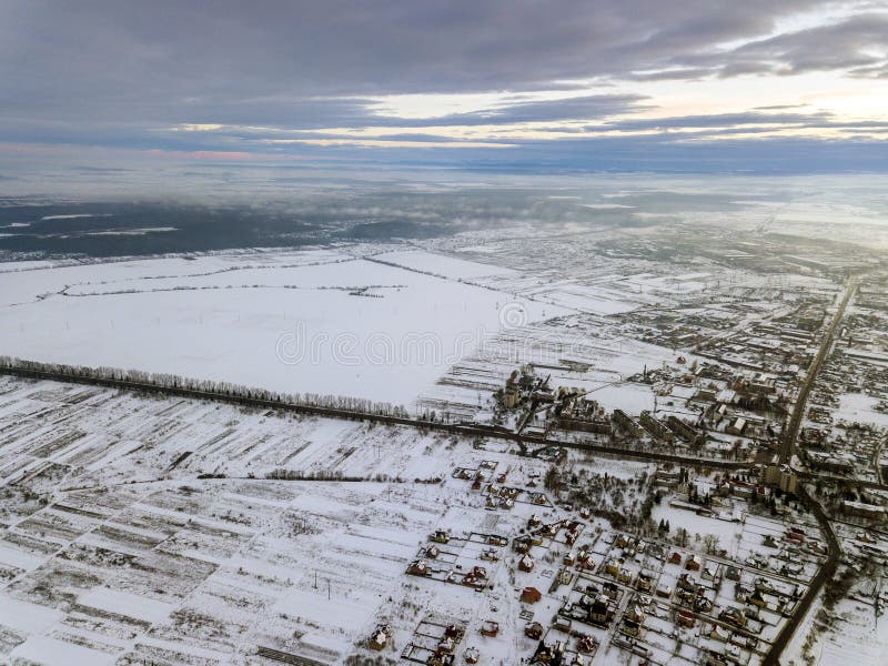 Vista superior de campos nevosos vac?os el ma?ana del invierno en fondo dram?tico del cielo nublado Concepto a?reo de la fotograf imagen de archivo Vista superior de campos nevosos vac?os el ma?ana del invierno en fondo dram?tico del cielo nublado Concepto a?reo de la fotograf imagen de archivo