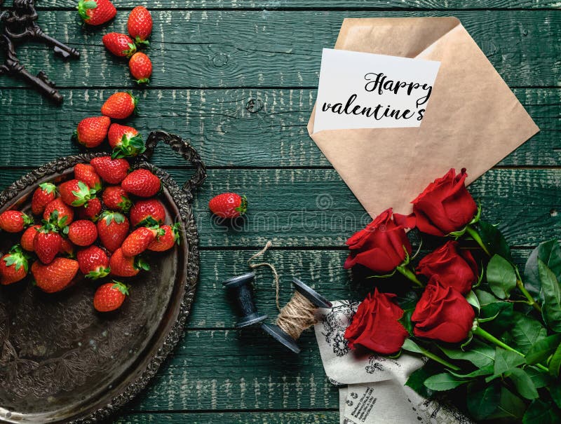 vista superior de la bandeja del vintage, de rosas rojas y del sobre con la tarjeta feliz del día de tarjetas del día de San Vale foto de archivo libre de regalías vista superior de la bandeja del vintage, de rosas rojas y del sobre con la tarjeta feliz del día de tarjetas del día de San Vale foto de archivo libre de regalías